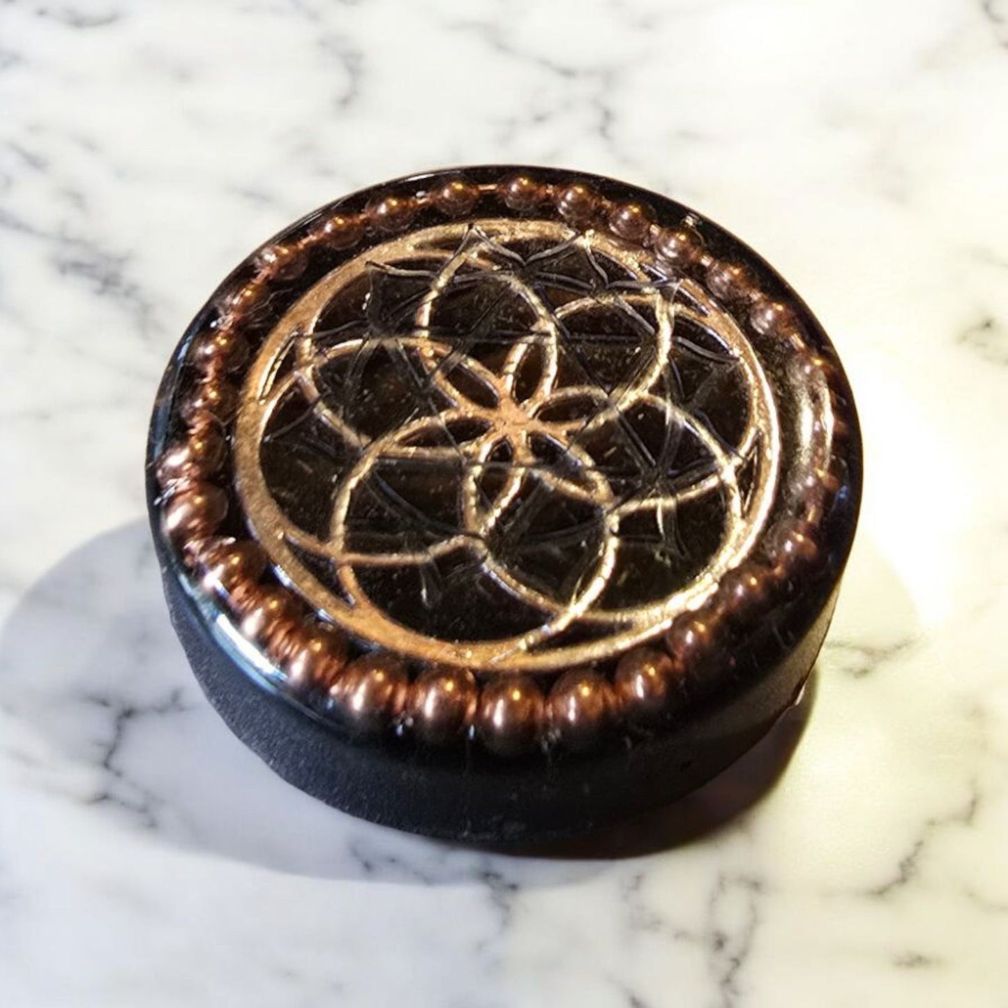 Seed of Life Orgonite Disc– Reiki & Scalar Infused Orgone Shungite, Magnetite & Copper EMF Neutraliser (4cm) Pocket Rocket